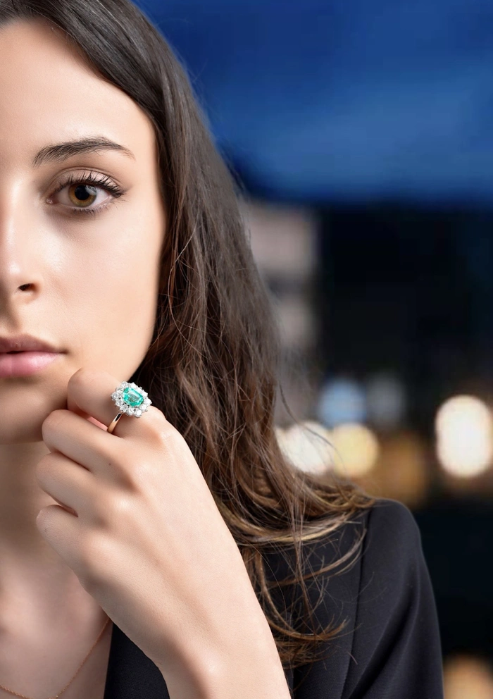 Anel ESPERANZA em ouro branco 18K com diamantes e esmeralda.