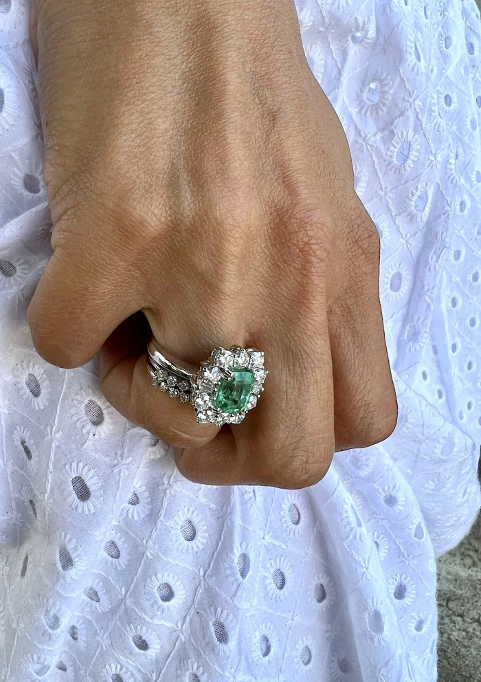 Anel ESPERANZA em ouro branco 18K com diamantes e esmeralda.
