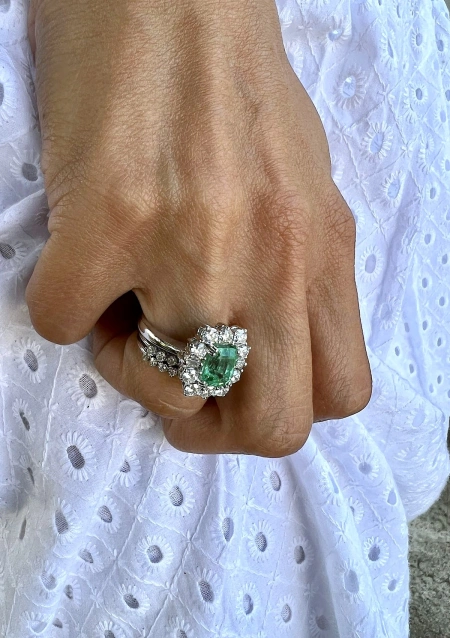 Anel ESPERANZA em ouro branco 18K com diamantes e esmeralda.