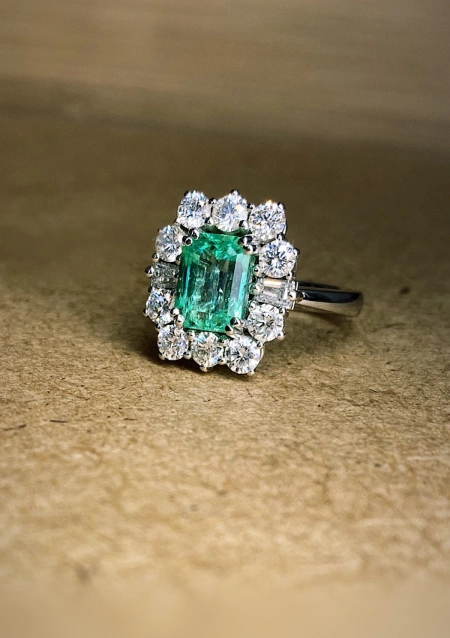 Anel ESPERANZA em ouro branco 18K com diamantes e esmeralda.