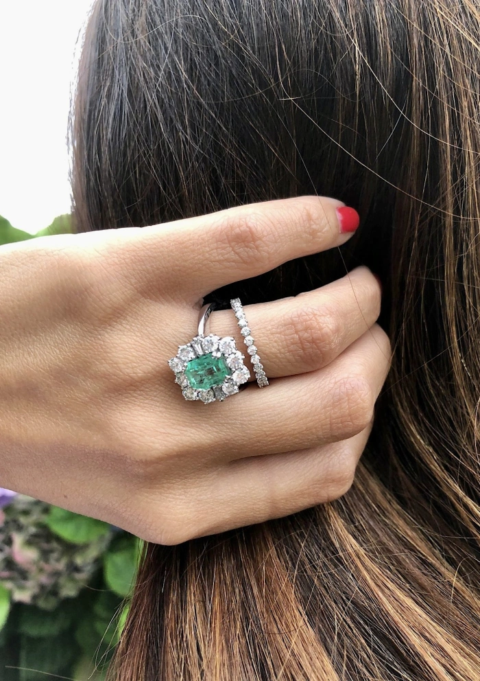 Anel ESPERANZA em ouro branco 18K com diamantes e esmeralda.