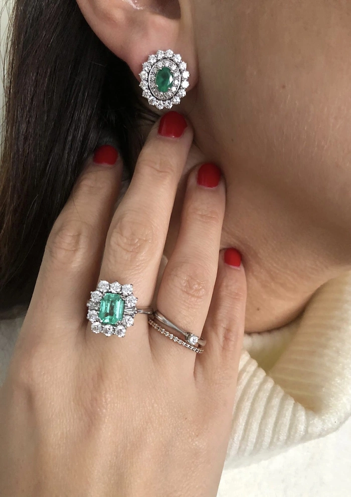 Anel ESPERANZA em ouro branco 18K com diamantes e esmeralda.
