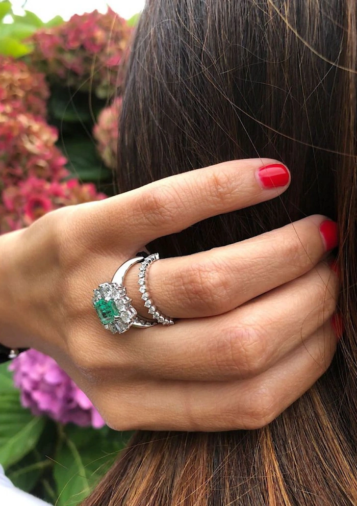 Anel ESPERANZA em ouro branco 18K com diamantes e esmeralda.