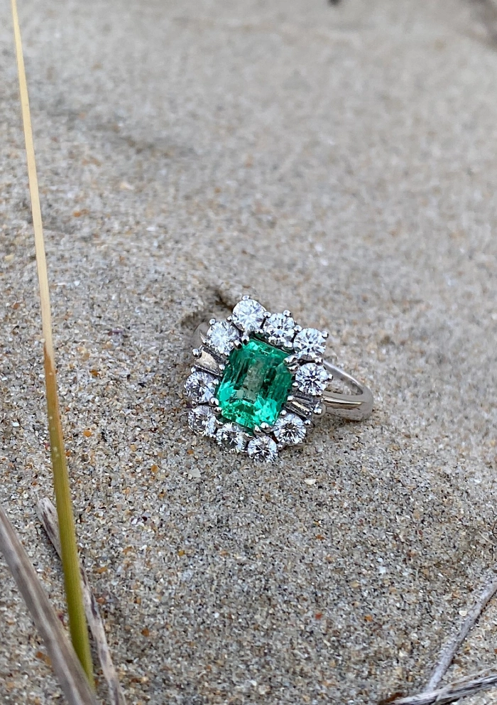 Anel ESPERANZA em ouro branco 18K com diamantes e esmeralda.