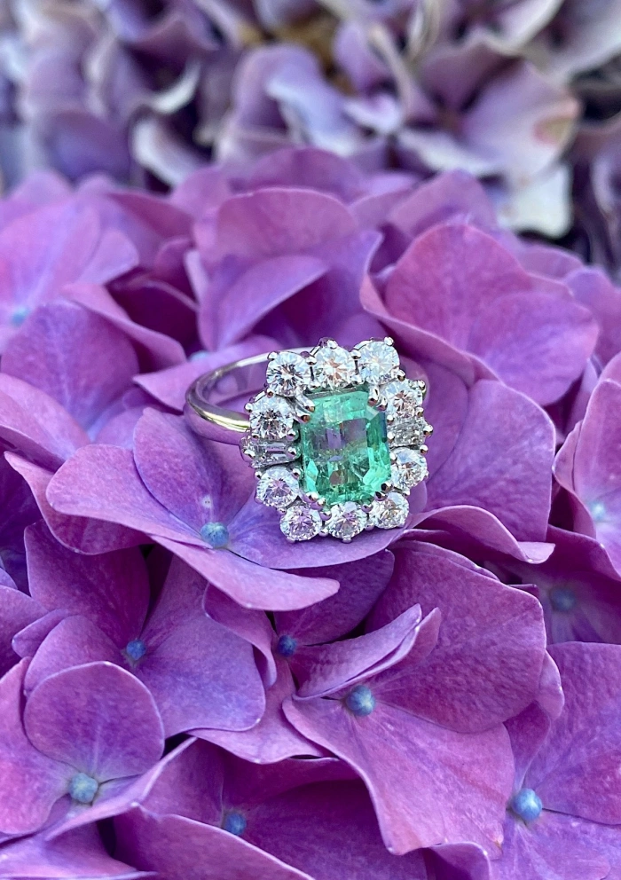 Anel ESPERANZA em ouro branco 18K com diamantes e esmeralda.