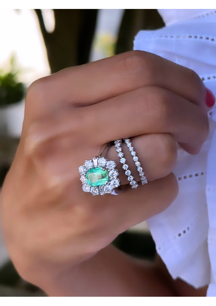 Anel ESPERANZA em ouro branco 18K com diamantes e esmeralda.