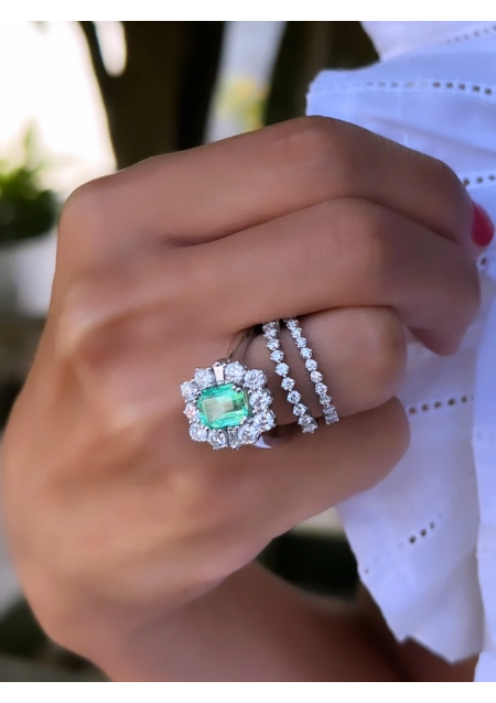 Anel ESPERANZA em ouro branco 18K com diamantes e esmeralda.