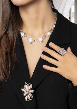 Collier AKIRA en or blanc 18 carats avec diamants taille brillant et coraux Angel Skin taille antique cabochon dégradé 2