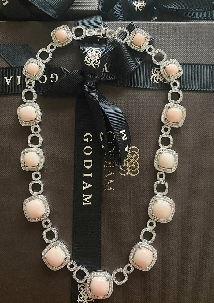 Collar AKIRA en oro blanco 18K con diamantes y corales rosas Piel de Ángel|Collares|Godiam Alta Joyería