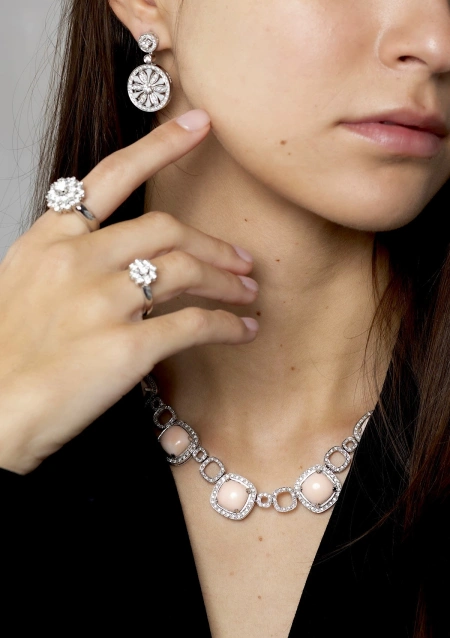 Collar AKIRA en oro blanco 18K con diamantes y corales rosas Piel de Ángel|Collares|Godiam Alta Joyería