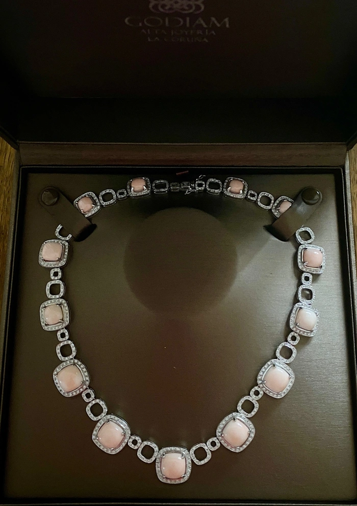 Collar AKIRA en oro blanco 18K con diamantes y corales rosas Piel de Ángel|Collares|Godiam Alta Joyería