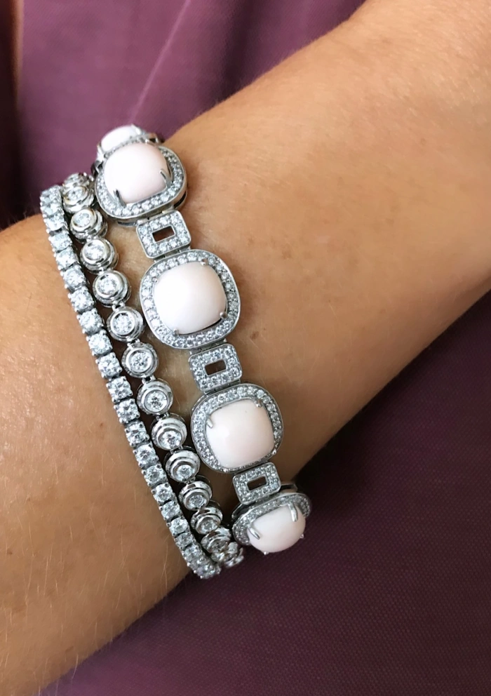 Bracelet JUMEIRAH or blanc 18K diamants et coraux roses.