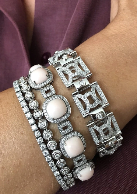 Bracelet JUMEIRAH or blanc 18K diamants et coraux roses.