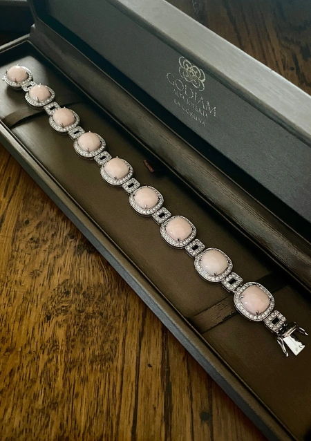 Bracelet JUMEIRAH or blanc 18K diamants et coraux roses.