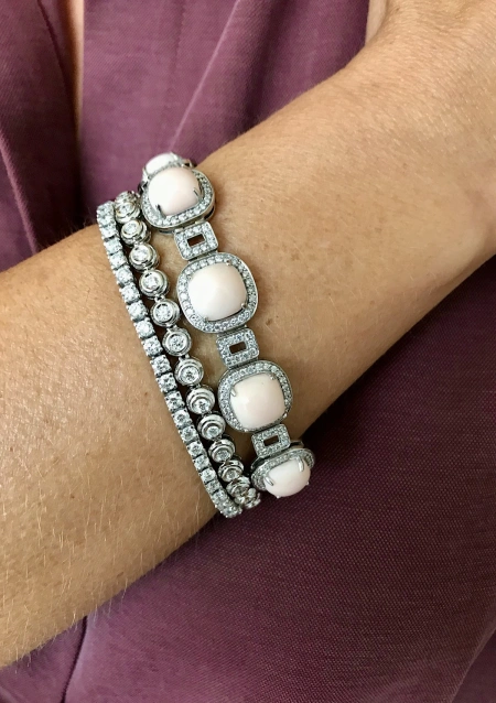 Bracelet JUMEIRAH or blanc 18K diamants et coraux roses.