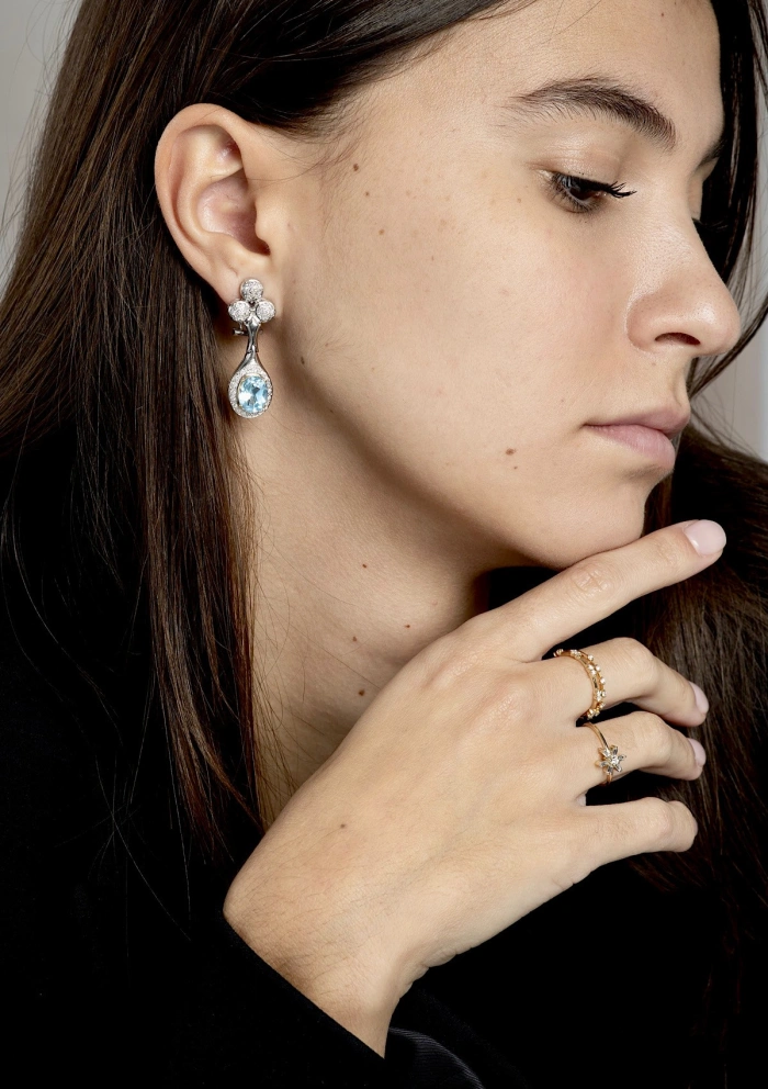 Boucles d'oreilles AUDREY or blanc 18K diamants et topazes.