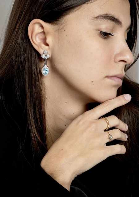 Pendientes AUDREY en oro blanco de 18K con diamantes y topacios Sky Blue|Pendientes de Novia|Godiam Alta Joyería
