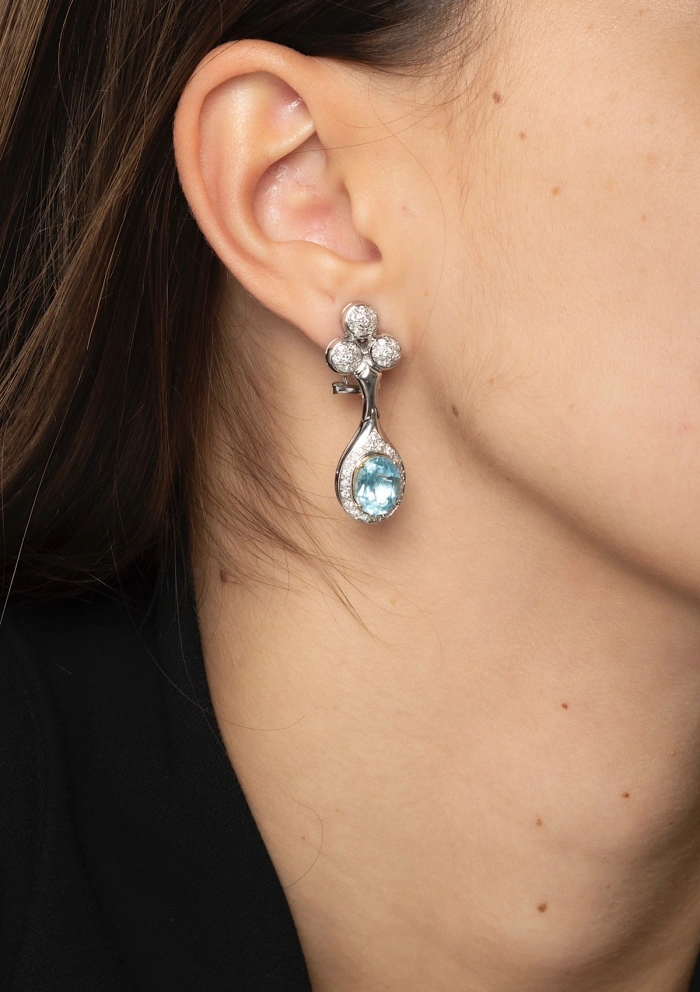 Boucles d'oreilles AUDREY or blanc 18K diamants et topazes.