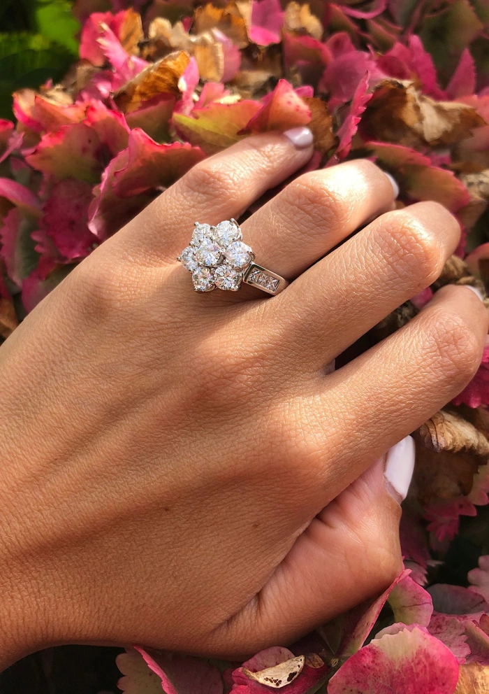 Bague MADRID en or blanc 18K et une grande rosace de diamants
