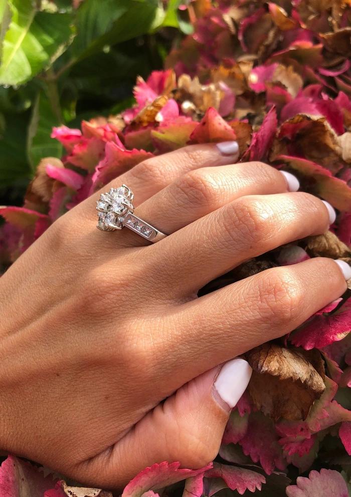 Bague MADRID en or blanc 18K et une grande rosace de diamants
