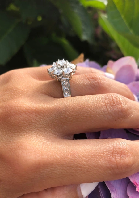 Bague MADRID en or blanc 18K et une grande rosace de diamants