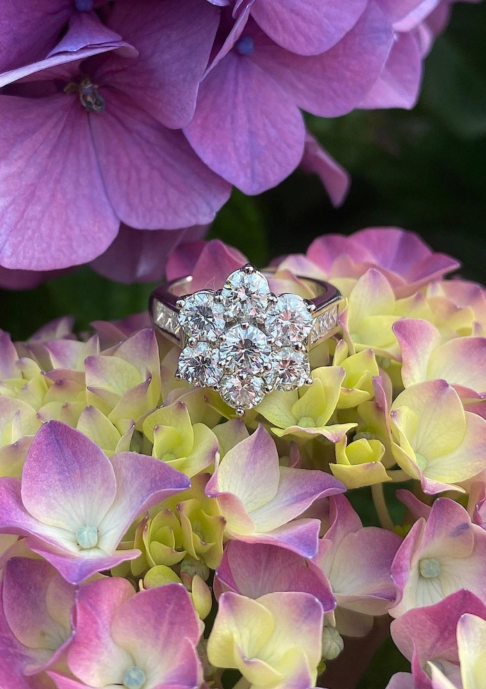 Bague MADRID en or blanc 18K et une grande rosace de diamants