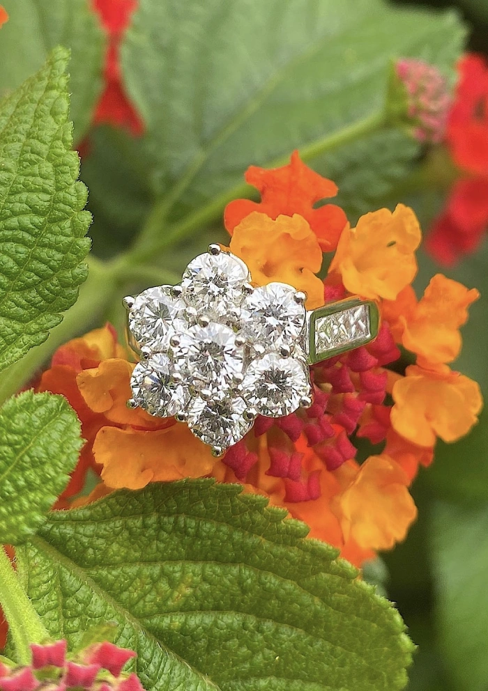 Bague MADRID en or blanc 18K et une grande rosace de diamants