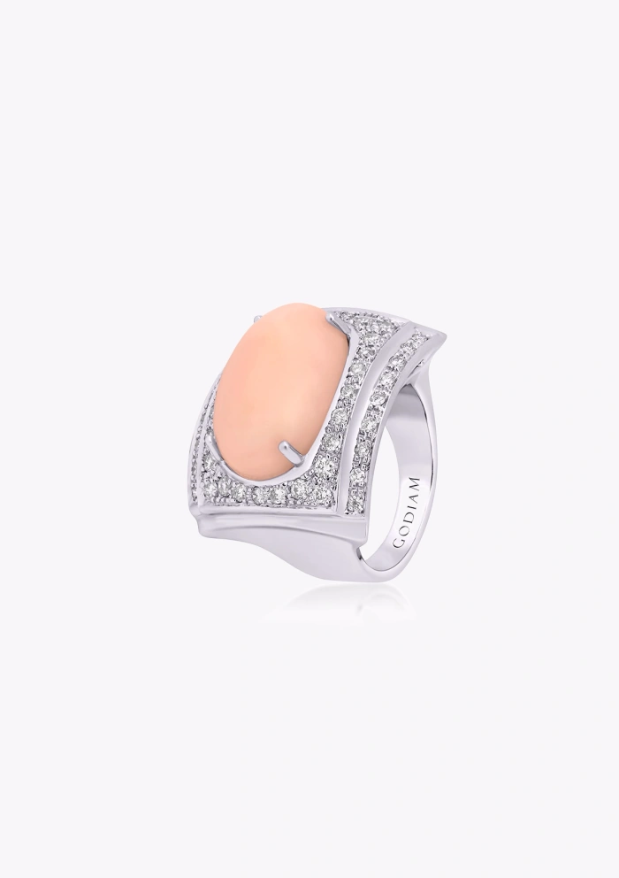 Bague maxi VALETTA en or blanc 18K avec diamants taille brillant et corail rose cabochon ovale Bague maxi VALETTA en or blanc 18K avec diamants taille brillant et corail rose cabochon ovale