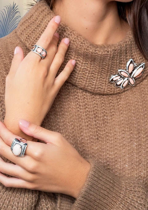 Anillo maxi VALETTA en oro blanco de 18K con diamantes y coral rosa|Anillos con Otras Gemas Naturales|Godiam Alta Joyería