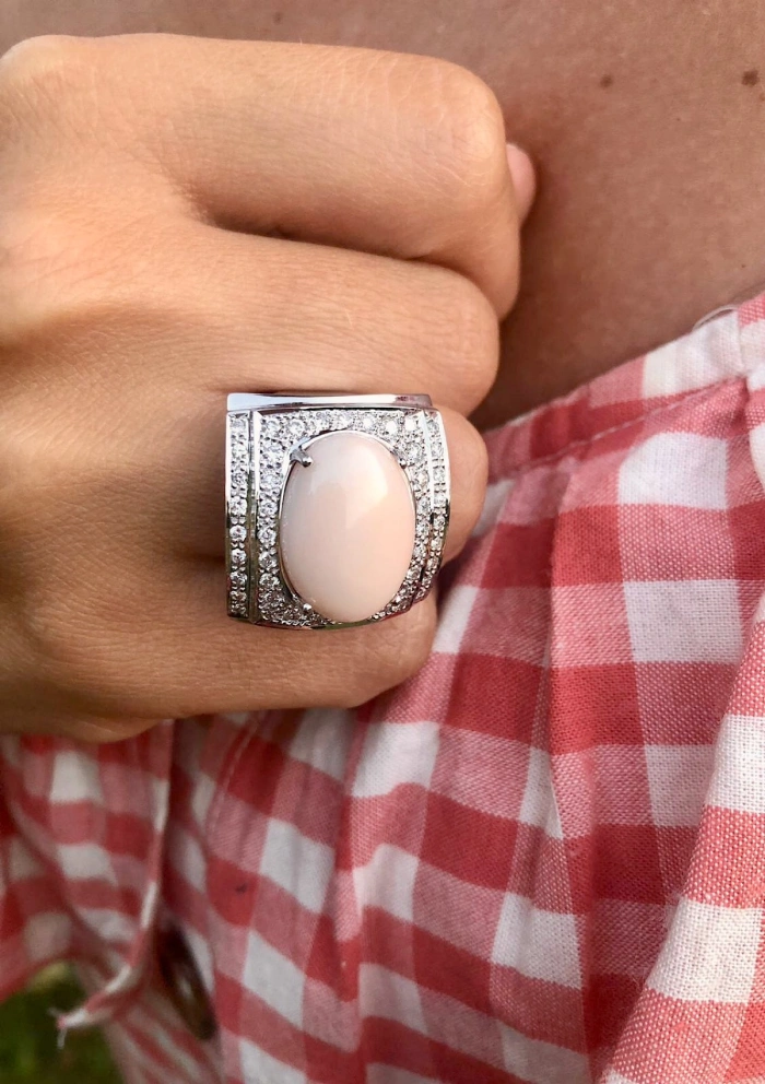 Anillo VALETTA en oro blanco de 18K con diamantes y coral rosa oval