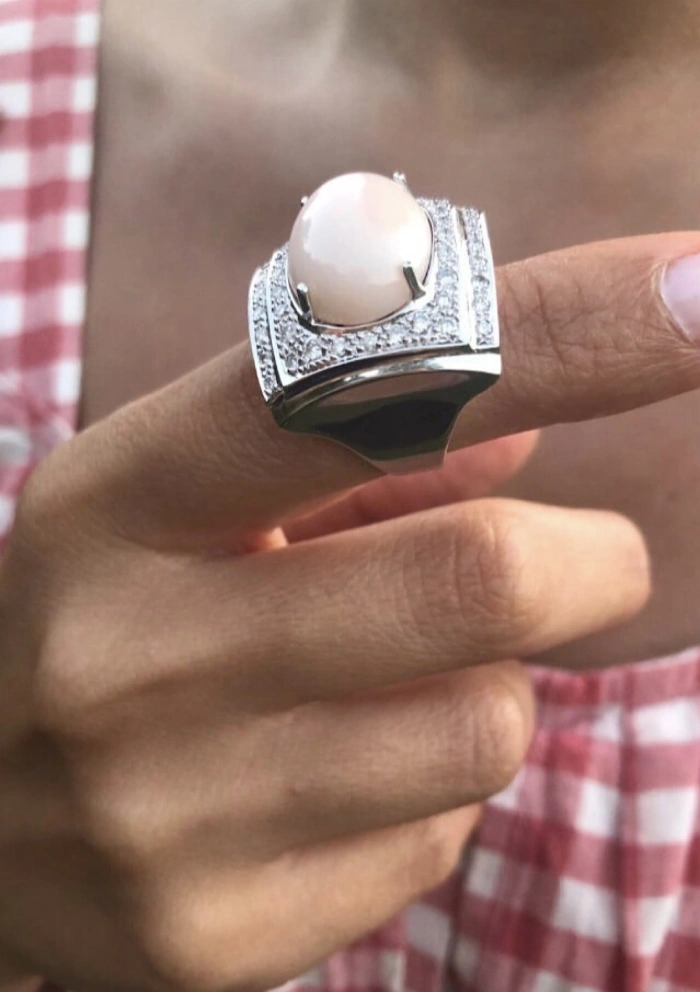 Anillo VALETTA en oro blanco de 18K con diamantes y coral rosa oval