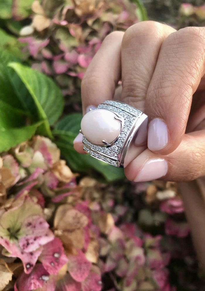 Anillo VALETTA en oro blanco de 18K con diamantes y coral rosa oval