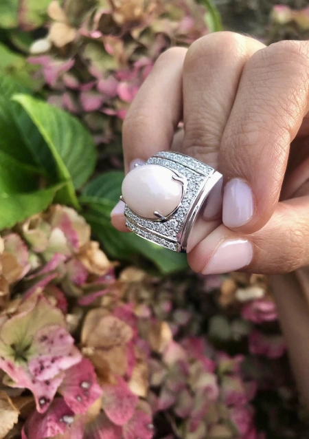 Anillo VALETTA en oro blanco de 18K con diamantes y coral rosa oval