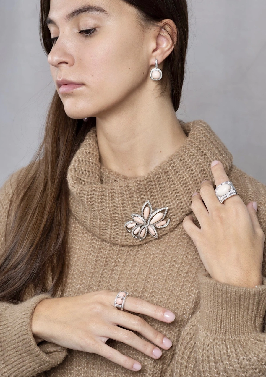 Anillo maxi VALETTA en oro blanco de 18K con diamantes y coral rosa|Anillos con Otras Gemas Naturales|Godiam Alta Joyería