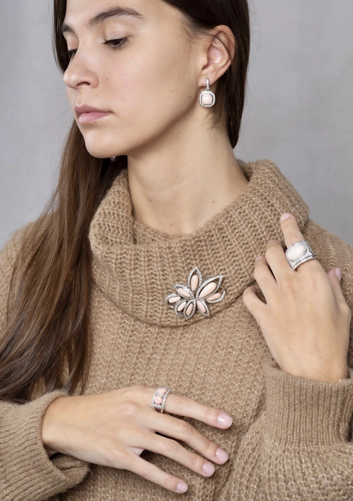 Anillo VALETTA en oro blanco de 18K con diamantes y coral rosa oval