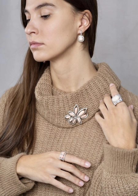 Anillo VALETTA en oro blanco de 18K con diamantes y coral rosa oval