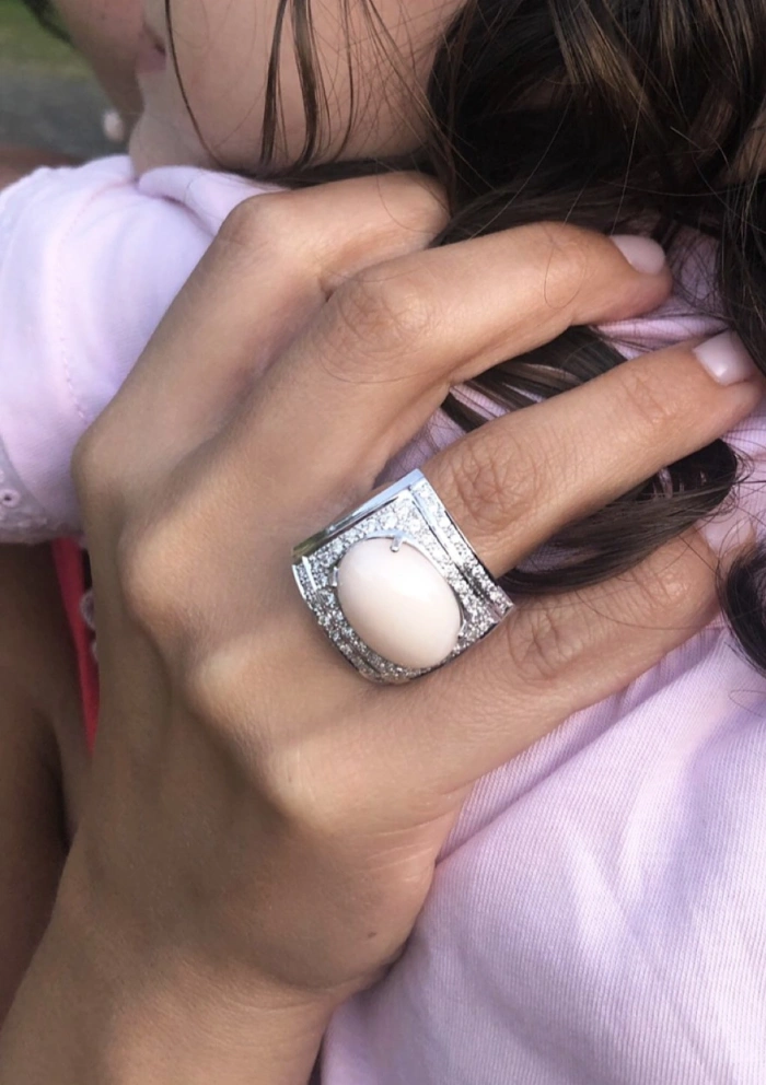 Bague VALETTA en or blanc 18K avec diamants et corail rose. Bague VALETTA en or blanc 18K avec diamants et corail rose.