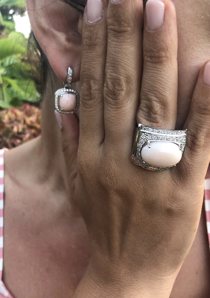 Bague VALETTA en or blanc 18K avec diamants et corail rose. Bague VALETTA en or blanc 18K avec diamants et corail rose.