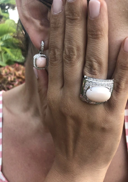 Bague VALETTA en or blanc 18K avec diamants et corail rose.