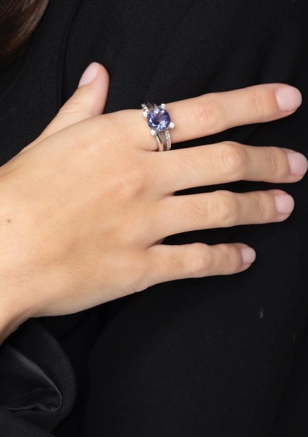 Anel SILVIA em ouro branco 18K com diamantes e iolita