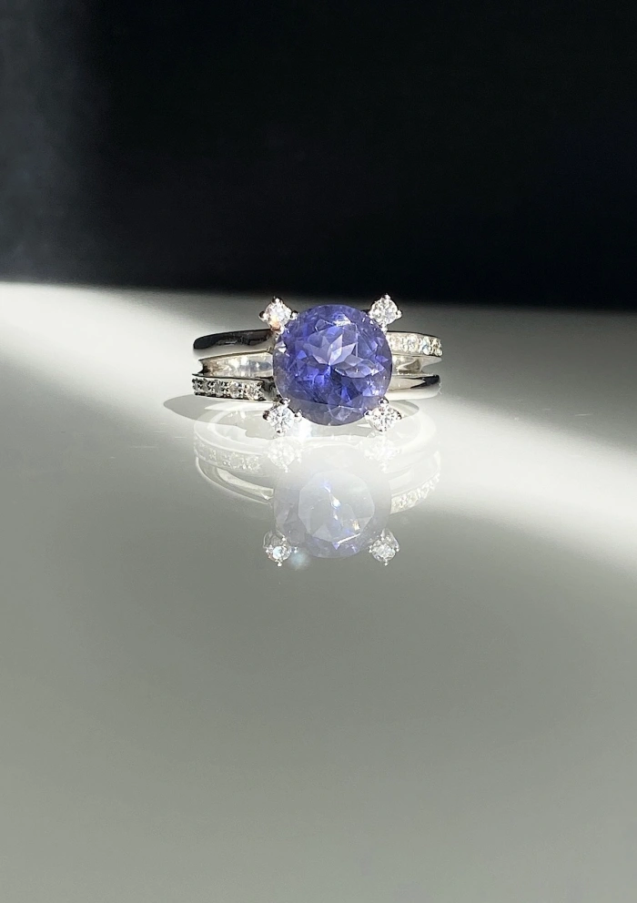 SILVIA 18K white gold with diamonds and brilliant cut iolite