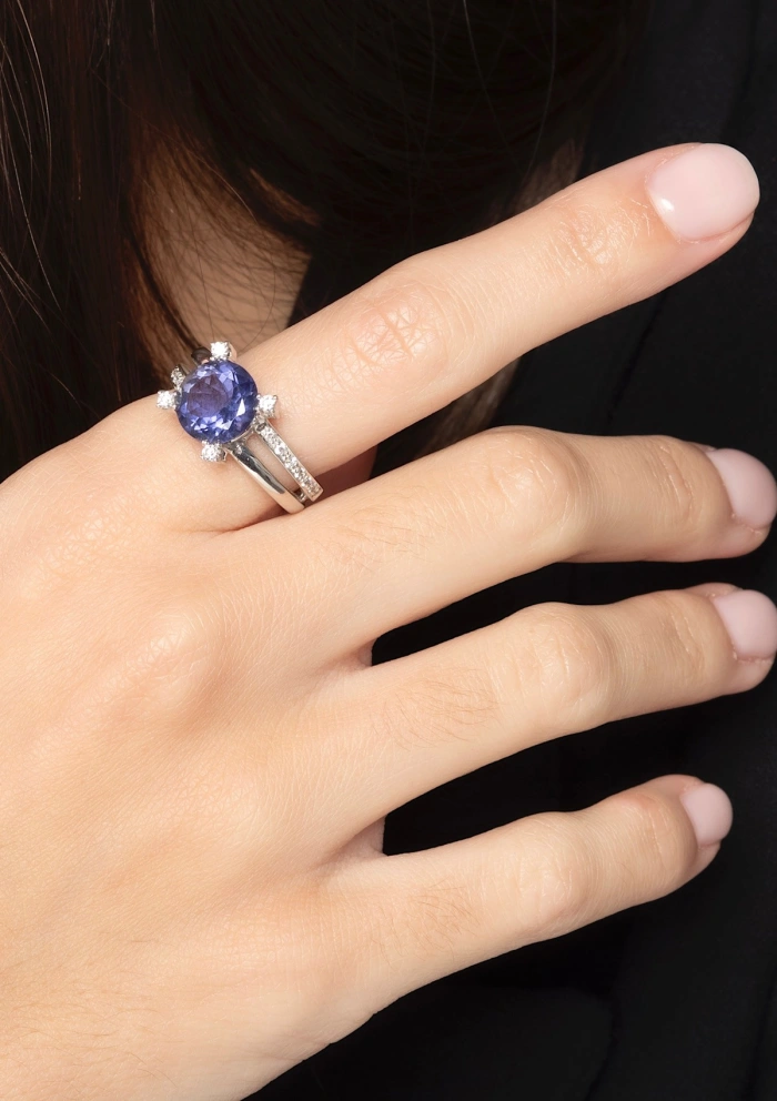 Anel SILVIA em ouro branco 18K com diamantes e iolita Anel SILVIA em ouro branco 18K com diamantes e iolita