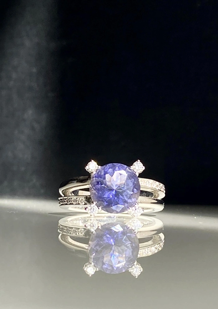 SILVIA 18K white gold with diamonds and brilliant cut iolite