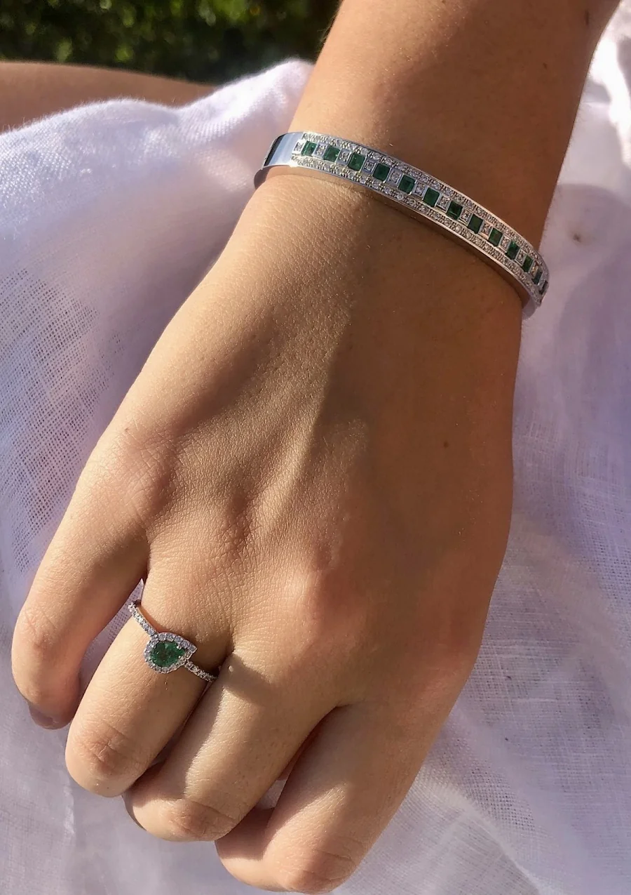 Bracelet MORRIÑA en or blanc 18K avec diamants et émeraudes