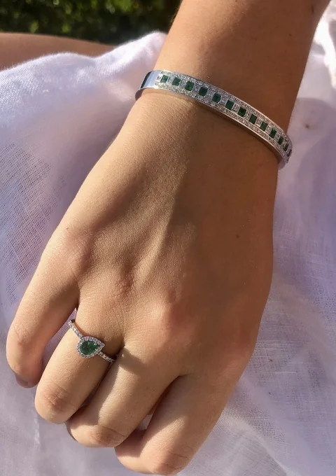 Pulsera rígida MORRIÑA en oro blanco 18K con diamantes y esmeraldas|Pulseras|Godiam Alta Joyería