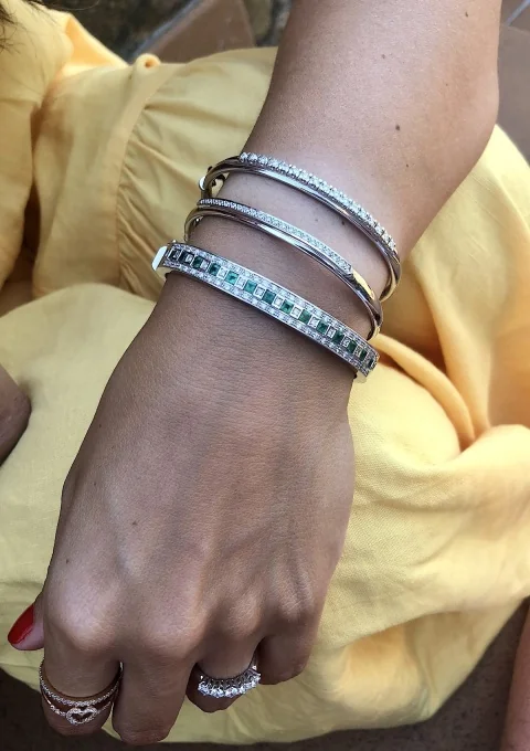 Bracelet MORRIÑA en or blanc 18K avec diamants et émeraudes