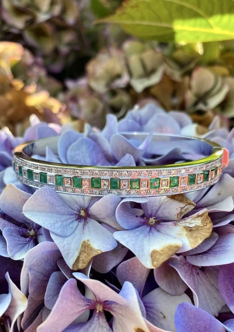 Pulseira MORRIÑA em ouro branco 18K diamantes e esmeraldas.