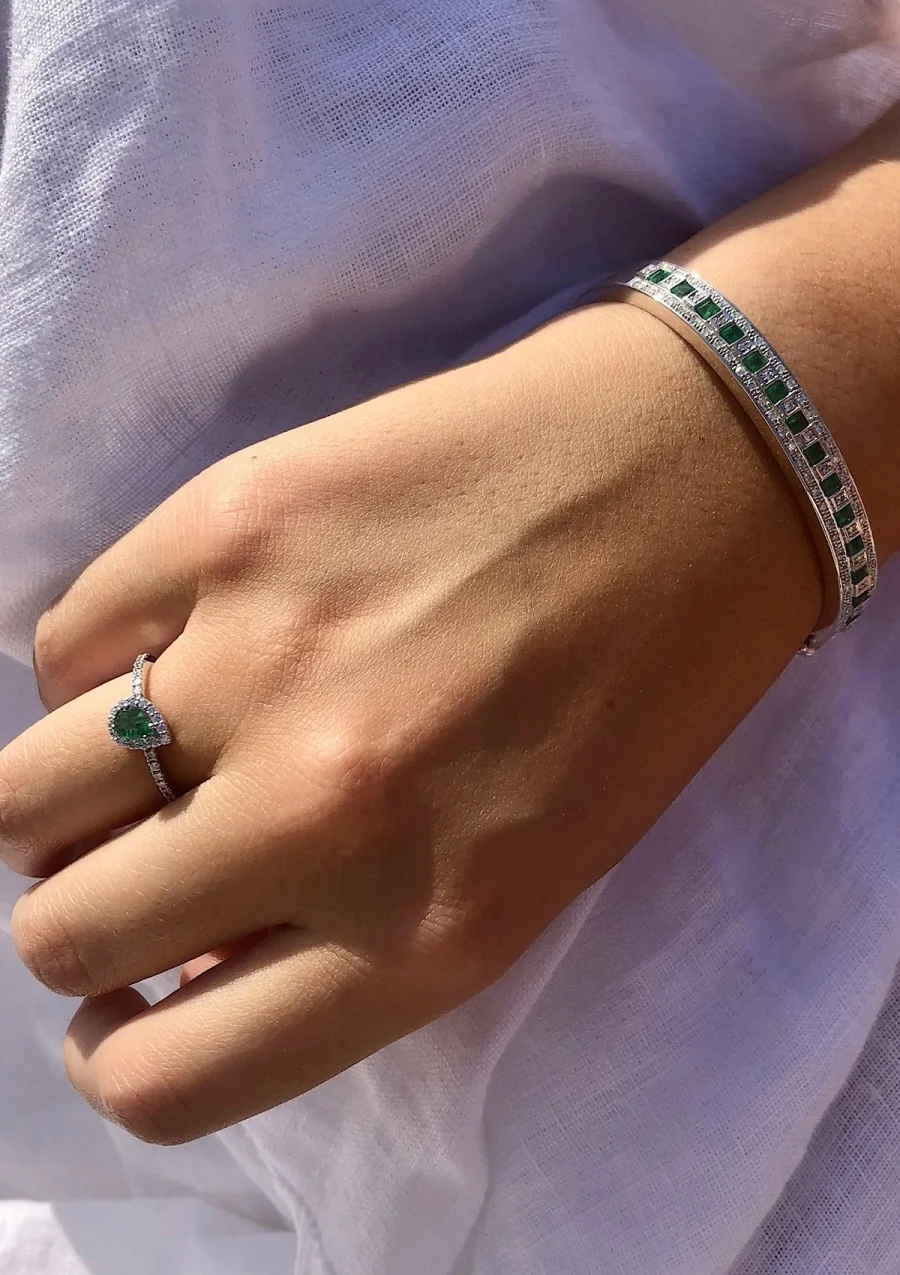 Pulseira MORRIÑA em ouro branco 18K diamantes e esmeraldas.