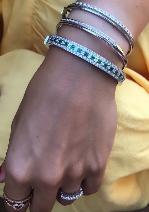 Pulsera rígida MORRIÑA en oro blanco 18K con diamantes y esmeraldas|Pulseras|Godiam Alta Joyería