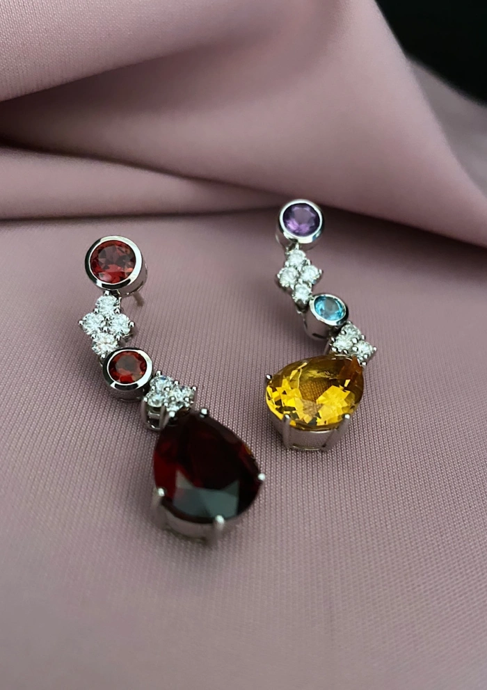 Boucles d'oreilles MALDIVAS en or blanc 18K avec diamants.